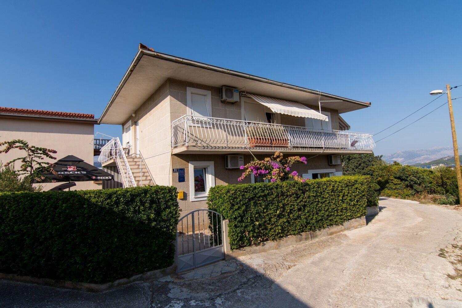 Apartments Ivica - Garden Terrace Slatine Exterior photo